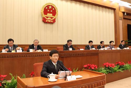 十一屆全國(guó)人大常委會(huì)第十四次會(huì)議舉行第二次全體會(huì)議 4月28日,十一屆全國(guó)人大常委會(huì)第十四次會(huì)議在北京人民大會(huì)堂舉行第二次全體會(huì)議,審議國(guó)務(wù)院關(guān)于轉(zhuǎn)移農(nóng)村勞動(dòng)力保障農(nóng)民工權(quán)益工作情況的報(bào)告、關(guān)于文化產(chǎn)業(yè)發(fā)展工作情況的報(bào)告和關(guān)于加強(qiáng)道路交通安全管理工作情況的報(bào)告。吳邦國(guó)委員長(zhǎng)出席會(huì)議。 這是受國(guó)務(wù)院委托,國(guó)務(wù)委員兼公安部部長(zhǎng)孟建柱報(bào)告貫徹實(shí)施道路交通安全法、加強(qiáng)道路交通安全管理工作的有關(guān)情況。 新華社記者 馬占成 攝