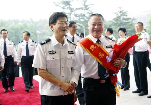 5月10日,國務(wù)委員、公安部部長孟建柱迎接凱旋抵京的“10·5”專案組成員。新華社發(fā)(萬象 攝)