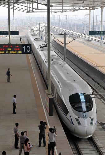 6月21日,新型高速列車抵達(dá)京滬高鐵濟(jì)南西站。新華社記者 朱崢 攝