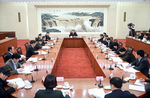 1月24日,全國人大常委會委員長張德江在北京人民大會堂主持召開座談會,聽取部分在京全國人大代表對《全國人大常委會工作報(bào)告(征求意見稿)》的意見和建議。新華社記者李濤攝