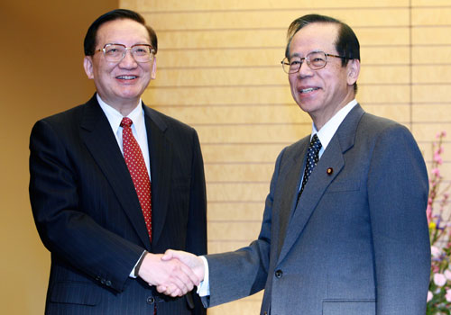 2月21日,在東京的日本首相官邸,日本首相福田康夫(右)會見到訪的中國國務(wù)委員唐家璇。唐家璇20日下午抵達(dá)東京,開始對日本進(jìn)行訪問。 新華社記者 任正來 攝
