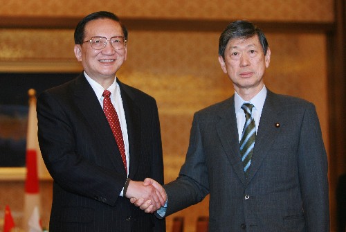 2月21日,中國國務(wù)委員唐家璇(左)在日本東京會見日本外相高村正彥。唐家璇20日下午抵達(dá)東京,開始對日本進(jìn)行訪問。 新華社記者任正來攝