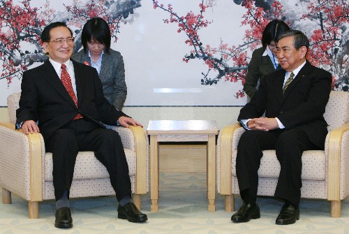 唐家璇訪問日本 新華社照片,東京,2008年2月21日 唐家璇訪問日本 2月21日,中國國務(wù)委員唐家璇(左)在日本東京會見日本眾議院議長河野洋平。唐家璇20日下午抵達(dá)東京,開始對日本進(jìn)行訪問。 新華社記者任正來攝