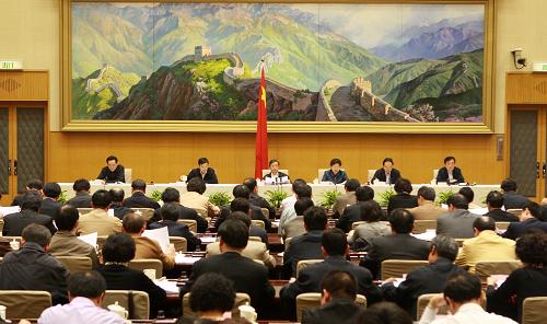 4月13日,全國糾風(fēng)工作電視電話會議在北京召開,國務(wù)委員兼國務(wù)院秘書長馬凱出席會議并講話。新華社記者 龐興雷 攝