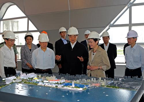 6月30日,國家主席胡錦濤在香港考察啟德發(fā)展計劃。這是胡錦濤在新郵輪碼頭大樓聽取啟德發(fā)展計劃、九龍東計劃和新郵輪碼頭建設情況介紹。新華社發(fā)