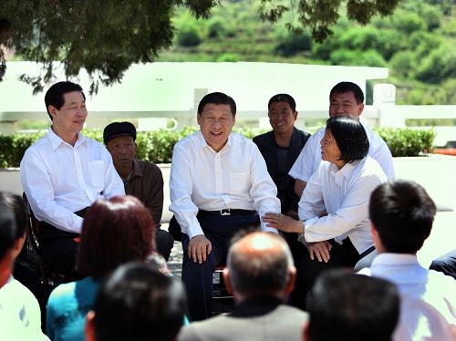 這是5月25日,習(xí)近平在平順縣西溝鄉(xiāng)西溝村看望全國勞動(dòng)模范申紀(jì)蘭并與老黨員、老勞模、大學(xué)生村官和村民代表等座談。新華社記者 蘭紅光 攝