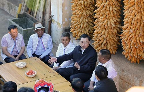 11月22日至25日,中共中央政治局常委、全國(guó)人大常委會(huì)委員長(zhǎng)張德江在云南就縣級(jí)人大工作進(jìn)行調(diào)研,并主持召開部分省、自治區(qū)、直轄市縣級(jí)人大工作座談會(huì)。這是11月23日,張德江在彌勒市西三鎮(zhèn)可邑彝族村寨了解情況并走訪看望村民岳興(左三)。新華社記者 丁林 攝