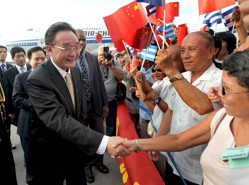 吳邦國開始對古巴進(jìn)行正式友好訪問 應(yīng)古巴共和國全國人民政權(quán)代表大會主席里卡多·阿拉爾孔的邀請,中國全國人大常委會委員長吳邦國于當(dāng)?shù)貢r(shí)間9月1日傍晚抵達(dá)古巴首都哈瓦那,開始對古巴進(jìn)行為期三天的正式友好訪問。 這是在哈瓦那何塞·馬蒂國際機(jī)場,吳邦國與歡迎群眾握手。 新華社記者馬占成 攝