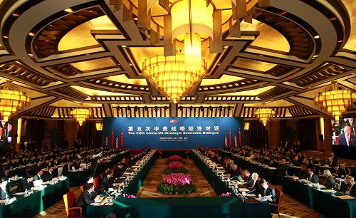 12月4日,第五次中美戰(zhàn)略經(jīng)濟(jì)對話在北京釣魚臺國賓館開幕。中國國務(wù)院副總理王岐山和美國財(cái)政部長保爾森作為兩國元首的特別代表共同主持對話。新華社記者龐興雷攝