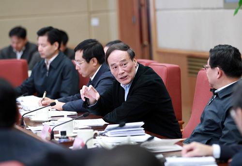 11月16日,中共中央政治局委員、國務(wù)院副總理王岐山在北京主持召開全國打擊侵犯知識(shí)產(chǎn)權(quán)和制售假冒偽劣商品專項(xiàng)行動(dòng)領(lǐng)導(dǎo)小組全體會(huì)議。新華社記者劉衛(wèi)兵攝