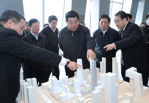 這是2月17日,賈慶林來到CBD國(guó)貿(mào)三期,詳細(xì)了解北京整合區(qū)域優(yōu)勢(shì)資源、打造國(guó)際商務(wù)中心情況。新華社記者 馬占成 攝