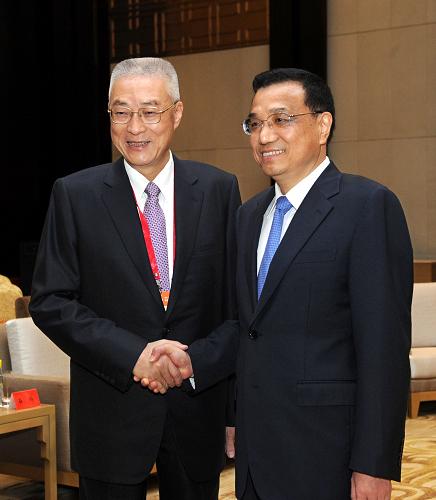 4月1日,中共中央政治局常委、國(guó)務(wù)院副總理李克強(qiáng)在海南省博鰲會(huì)見前來出席博鰲亞洲論壇2012年年會(huì)的臺(tái)灣兩岸共同市場(chǎng)基金會(huì)代表團(tuán)名譽(yù)團(tuán)長(zhǎng)吳敦義一行。新華社記者 饒愛民 攝