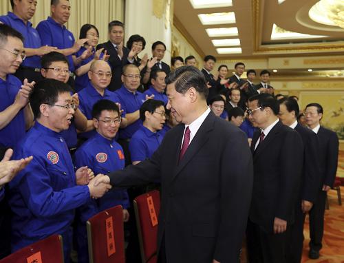 5月17日,黨和國家領(lǐng)導(dǎo)人習(xí)近平、李克強(qiáng)、劉云山、張高麗等在北京人民大會堂會見載人深潛先進(jìn)單位和先進(jìn)工作者代表。新華社記者蘭紅光攝