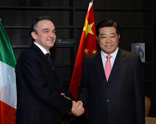 賈慶林會(huì)見意大利托斯卡納大區(qū)政府主席 11月30日,全國政協(xié)主席賈慶林在意大利佛羅倫薩會(huì)見托斯卡納大區(qū)政府主席羅西。 新華社記者劉建生攝