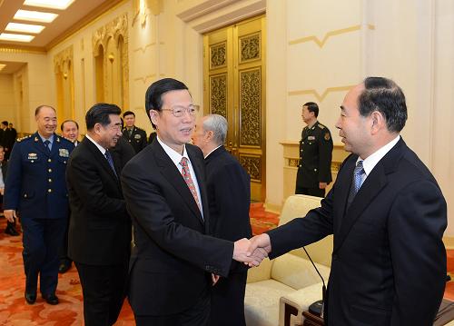 1月25日,紀(jì)念延安雙擁運(yùn)動(dòng)70周年座談會(huì)在人民大會(huì)堂舉行。中共中央政治局常委張高麗出席座談會(huì)。這是張高麗與發(fā)言代表握手。新華社記者 劉建生 攝