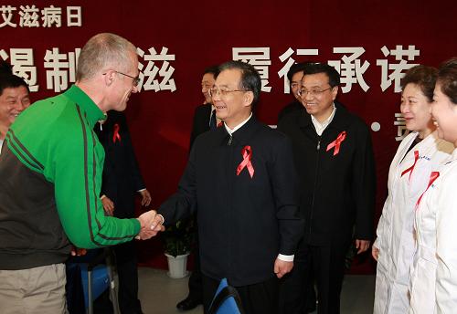 這是溫家寶與來(lái)自德國(guó)的防治艾滋病專(zhuān)家握手。新華社記者 龐興雷 攝