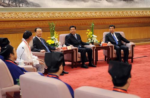 6月23日,中共中央政治局常委、全國(guó)政協(xié)主席賈慶林在北京人民大會(huì)堂會(huì)見(jiàn)中國(guó)道教協(xié)會(huì)新一屆領(lǐng)導(dǎo)班子成員,并與出席中國(guó)道教協(xié)會(huì)第八次全國(guó)代表會(huì)議的代表合影留念。這是賈慶林與中國(guó)道教協(xié)會(huì)新一屆領(lǐng)導(dǎo)班子成員交談。新華社記者李濤攝