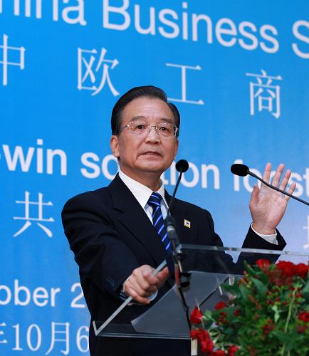 溫家寶出席第六屆中歐工商峰會(huì)并致辭 10月6日,中國國務(wù)院總理溫家寶在布魯塞爾出席第六屆中歐工商峰會(huì)并致辭。 新華社記者 龐興雷 攝