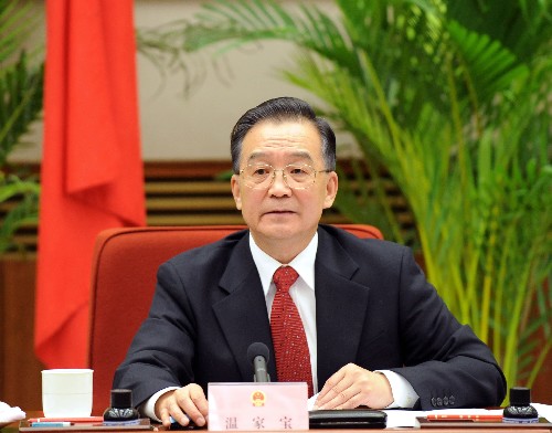 1月19日,國務(wù)院總理溫家寶主持召開國務(wù)院第十一次全體會議,討論即將提請十一屆全國人大一次會議審議的《政府工作報告(征求意見稿)》。 新華社記者 李濤 攝
