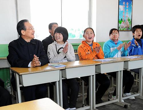 這是4月3日,溫家寶在興縣晉綏中學(xué)與孩子們在一起。新華社記者 李濤 攝