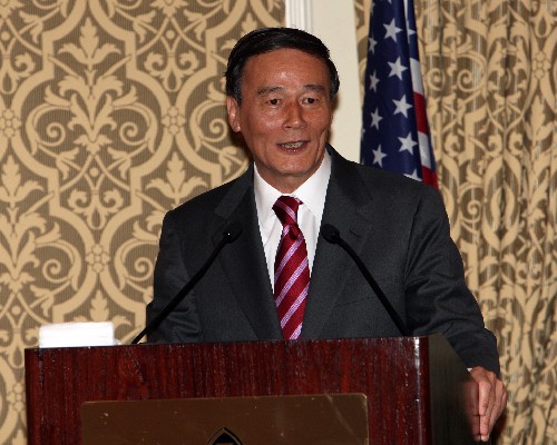 王岐山副總理在紐約向美國工商金融界人士發(fā)表講話 6月19日,國務(wù)院副總理王岐山在紐約出席美國金融服務(wù)論壇、銀行家協(xié)會、亞洲協(xié)會共同為他舉辦的歡迎宴會。王岐山在宴會上著重就中美關(guān)系、中國知識產(chǎn)權(quán)保護(hù)和中國金融市場開放等問題闡述看法。 新華社記者 姚大偉 攝