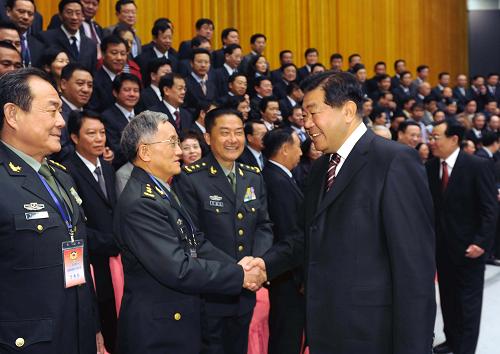 十一屆全國政協(xié)第四期委員學習研討班在京舉辦 10月27日,政協(xié)十一屆全國委員會第四期委員學習研討班在北京舉行開班式。中共中央政治局常委、全國政協(xié)主席賈慶林會見全體學員。 新華社記者李濤攝