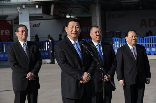 1月10日,國(guó)家副主席習(xí)近平由珠海乘車(chē)抵達(dá)澳門(mén)考察訪問(wèn)。這是習(xí)近平抵達(dá)澳門(mén)拱北口岸后向前來(lái)采訪的記者發(fā)表簡(jiǎn)短講話。 新華社記者 馬占成 攝