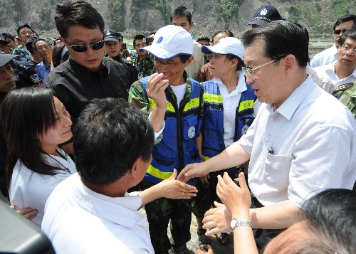 6月1日至3日,中共中央政治局常委李長春先后到四川綿陽、德陽和成都,實地察看受災(zāi)情況,慰問干部群眾和救援人員,指導(dǎo)抗震救災(zāi)工作。這是6月3日,李長春在四川汶川縣映秀鎮(zhèn)看望慰問來自廣東省和山東省的志愿者。 新華社記者李學(xué)仁攝