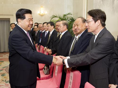 8月25日,中共中央政治局常委、全國政協(xié)主席賈慶林在北京全國政協(xié)禮堂會見饒穎奇率領的臺灣民意代表交流參訪團。新華社記者 黃敬文 攝