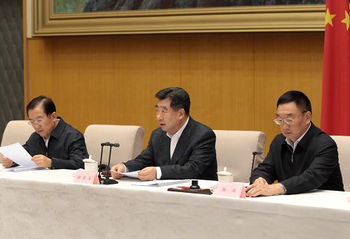 11月2日,國(guó)務(wù)院召開全國(guó)冬春農(nóng)田水利基本建設(shè)電視電話會(huì)議。中共中央政治局委員、國(guó)務(wù)院副總理回良玉出席會(huì)議并講話。 新華社記者 龐興雷 攝