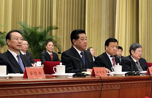 賈慶林出席全國非公有制經濟先進典型事跡報告會并講話 12月2日,中共中央政治局常委、全國政協(xié)主席賈慶林在北京出席全國非公有制經濟先進典型事跡報告會并講話。 新華社記者 丁林 攝