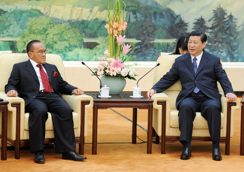4月20日,中共中央政治局常委、國(guó)家副主席習(xí)近平在北京人民大會(huì)堂會(huì)見以總主席阿布里扎爾·巴克里為團(tuán)長(zhǎng)的印尼專業(yè)集團(tuán)黨代表團(tuán)。新華社記者 劉建生 攝