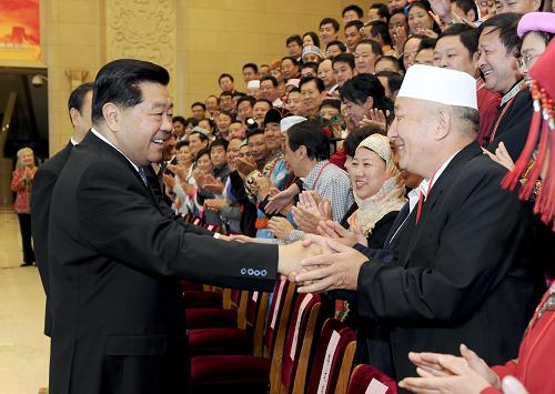 9月20日,中共中央政治局常委、全國(guó)政協(xié)主席賈慶林在北京親切會(huì)見(jiàn)全國(guó)少數(shù)民族參觀團(tuán),代表黨中央、國(guó)務(wù)院向他們表示熱烈歡迎并致以親切問(wèn)候和良好祝愿。新華社記者 馬占成 攝