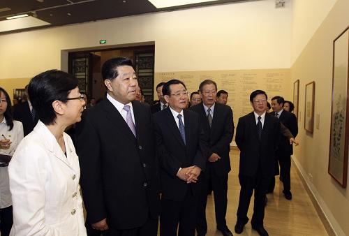 9月23日,中共中央政治局常委、全國政協(xié)主席賈慶林來到中國美術館,參觀正在這里舉辦的“紀念辛亥革命一百周年何香凝藝術精品展”。 新華社記者 丁林 攝