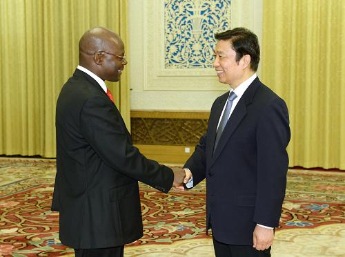 5月6日,中共中央政治局委員、國家副主席李源潮在北京會見馬派拉副總書記率領的南非共產(chǎn)黨代表團。新華社記者 馬占成 攝