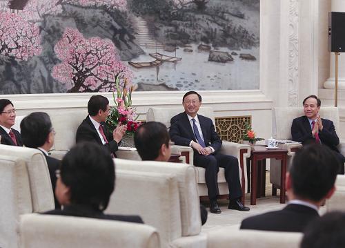 9月27日,國(guó)務(wù)委員楊潔篪在北京人民大會(huì)堂會(huì)見以香港立法會(huì)議員謝偉銓為團(tuán)長(zhǎng)的香港專業(yè)及資深行政人員協(xié)會(huì)訪問(wèn)團(tuán)。新華社記者 丁林 攝
