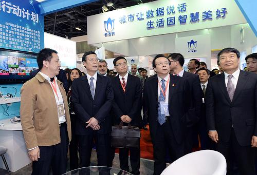 11月20日,中共中央政治局常委、國務(wù)院副總理張高麗在北京展覽館出席中歐城市博覽會開幕式并參觀展覽。這是張高麗參觀展覽。新華社記者 李濤 攝