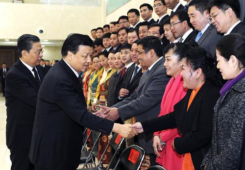 1月15日,中共中央黨校舉行2013年秋季學(xué)期畢業(yè)典禮。中共中央政治局常委、中央黨校校長劉云山出席畢業(yè)典禮,并為學(xué)員頒發(fā)畢業(yè)證書。 新華社記者 饒愛民 攝