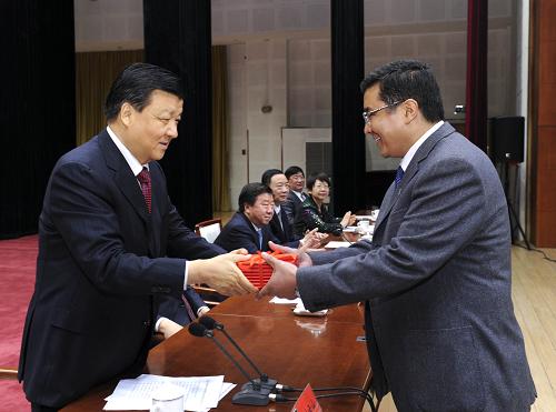 1月15日,中共中央黨校舉行2013年秋季學(xué)期畢業(yè)典禮。中共中央政治局常委、中央黨校校長劉云山出席畢業(yè)典禮,并為學(xué)員頒發(fā)畢業(yè)證書。 新華社記者 饒愛民 攝