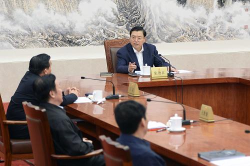 1月15日,中共十二屆全國人大常委會黨組召開會議,學習貫徹習近平總書記在十八屆中央紀委第三次全會上的重要講話和全會精神,全面落實黨風廉政建設和反腐敗斗爭的總體部署。中共中央政治局常委、全國人大常委會委員長、黨組書記張德江主持會議并講話。 新華社記者 李濤 攝