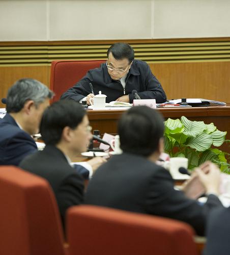1月17日,國務(wù)院總理李克強(qiáng)在北京中南海主持召開座談會,聽取專家學(xué)者和企業(yè)界人士對《政府工作報告(征求意見稿)》的意見和建議。新華社記者 黃敬文 攝