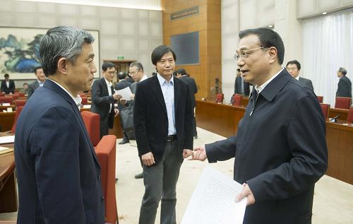 1月17日,國務(wù)院總理李克強(qiáng)在北京中南海主持召開座談會,聽取專家學(xué)者和企業(yè)界人士對《政府工作報告(征求意見稿)》的意見和建議。新華社記者 黃敬文 攝