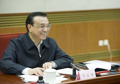 1月17日,國務院總理李克強在北京中南海主持召開座談會,聽取專家學者和企業(yè)界人士對《政府工作報告(征求意見稿)》的意見和建議。新華社記者 黃敬文 攝