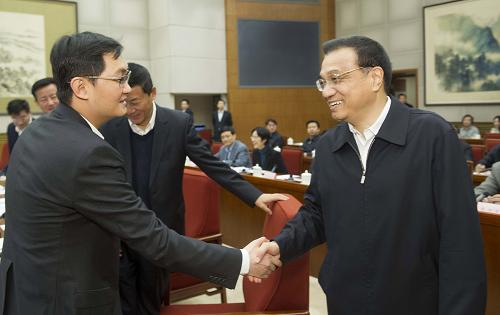 1月17日,國務(wù)院總理李克強(qiáng)在北京中南海主持召開座談會,聽取專家學(xué)者和企業(yè)界人士對《政府工作報告(征求意見稿)》的意見和建議。新華社記者 黃敬文 攝