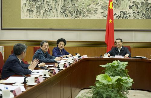 1月17日,國務(wù)院總理李克強(qiáng)在北京中南海主持召開座談會,聽取專家學(xué)者和企業(yè)界人士對《政府工作報告(征求意見稿)》的意見和建議。新華社記者 黃敬文 攝
