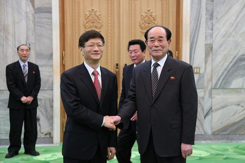 2月14日,朝鮮勞動(dòng)黨中央政治局常委、最高人民會(huì)議常任委員會(huì)委員長金永南(前右)在平壤萬壽臺(tái)議事堂會(huì)見正在朝鮮訪問的中國國務(wù)委員、公安部部長孟建柱(前左)。新華社記者 高浩榮 攝