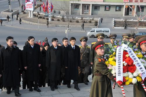 2月14日,正在朝鮮訪問的中國國務(wù)委員、公安部部長孟建柱(中)參謁位于平壤牡丹峰麓的中朝友誼塔,并向中國人民志愿軍烈士敬獻(xiàn)花圈。新華社記者 趙展 攝