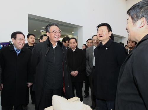 3月7日,中共中央政治局常委、全國人大常委會委員長吳邦國專程來到清華大學,考察學校教學科研,了解師生學習生活,祝賀這所享有盛譽的著名高等學府迎來百年華誕。這是吳邦國在清華大學美術學院展覽廳觀看藝術設計作品展示,并同教師親切交談。 新華社記者 鞠鵬 攝