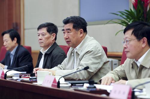 3月29日,全國綠化委員會在京召開全體會議,中共中央政治局委員、國務(wù)院副總理、全國綠化委員會主任回良玉出席會議并講話。 新華社記者 張鐸 攝