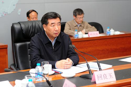 4月22日,國家防汛抗旱總指揮部在北京國家防總指揮中心召開全體會議。中共中央政治局委員、國務(wù)院副總理、國家防總總指揮回良玉出席會議并講話。新華社記者 張鐸 攝